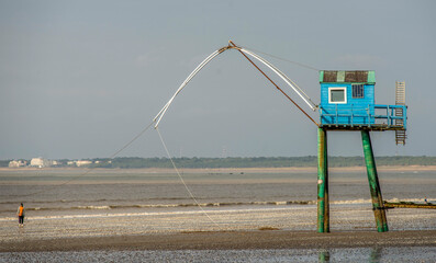 Cabane de pêche au carrelet dans la baie de Saint-Michel-Chef-Chef, Loire-Atlantique, France