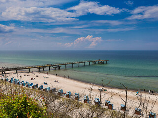Fototapeta premium Blick vom Schmiedeberg auf die Seebrücke und den Sandstrand mit Strandkörben und Touristen im Ostseebad Rerik, Mecklenburg-Vorpommern, Deutschland