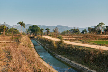 Obraz premium a dried up agricultural canal used for irrigation purpose in Baghmundi, Purulia. The scenic beauty of rustic nature and verdant hills make Purulia an ideal place for eco tourism.