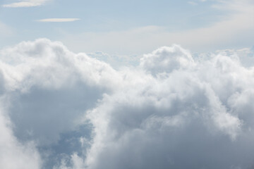 Naklejka premium The sky is filled with clouds, creating a sense of calm and serenity