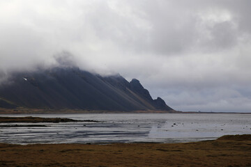 Landschaftsaufnahme auf Island bei bewölkten Himmel und Mystischer Stimmung
