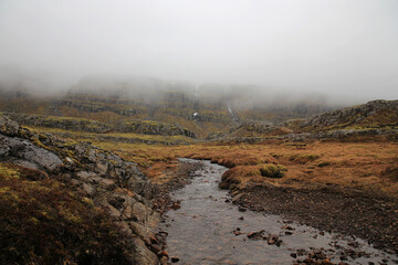 Landschaftsaufnahme  auf Island bei bewölkten Himmel und Mystischer Stimmung