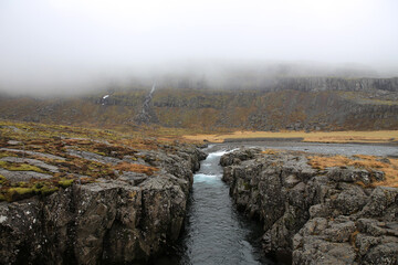 Landschaftsaufnahme  auf Island bei bewölkten Himmel und Mystischer Stimmung