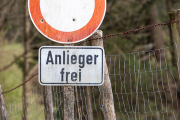 Verkehrszeichen an Privatweg verbietet Einfahrt mit Ausnahme der Anlieger