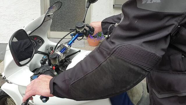 Motorradfahrer startet Motorrad