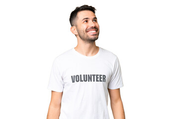 Obraz premium Young volunteer caucasian man over isolated chroma key background thinking an idea while looking up