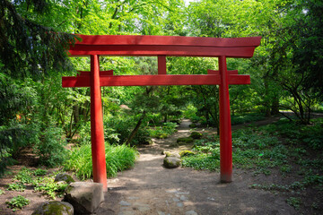 Przelewice. Polska. Ogr&oacute;d botaniczny. Maj 2024. Brama japońska.