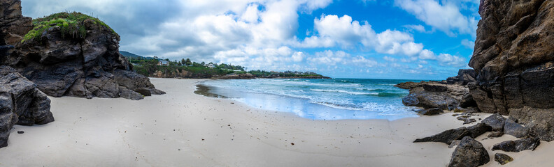 Panoramic landscape of a beach on the coast of the northern Spain (Galicia) with cliffs, rocks and white sand.

Panorámica del paisaje de una playa con acantilados, rocas y arena blanca en Galicia.
