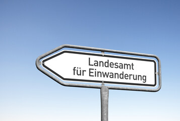 Wegweiser, Landesamt für Einwanderung, (Symbolbild)