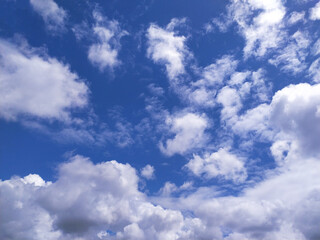 Obraz premium Clear blue sky texture and white fluffy cloud nature background. The sun shines bright in the daytime in summer