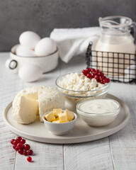 Cottage cheese with sour cream and butter served on tray