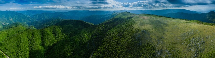 Fototapeta premium 快晴の青空広がる、初夏の天狗高原の風景。ドローン空撮