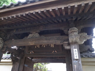 本覚寺　山門　唐獅子 白ペンキ