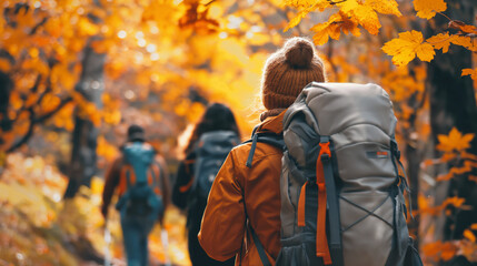 Fototapeta premium 山や森林の紅葉を背景にハイキングをする人々