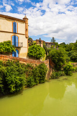 Obraz premium Maisons le long de l’Arize depuis le Pont d’Auriac à Rieux-Volvestre