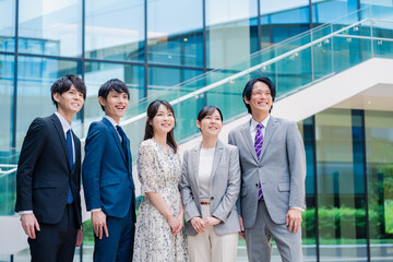 笑顔で未来を見つめるビジネスパーソン