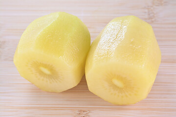 皮をむいたゴールドキウイ 2個