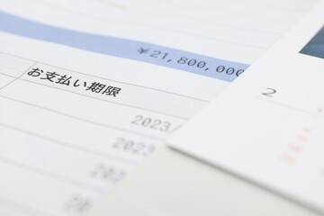 お支払い期限と書かれた紙とカレンダー