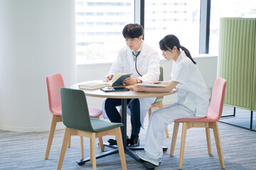 勉強する看護師と医者