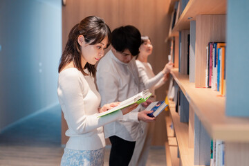 図書館で本を探す人々