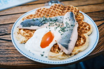 Matjes mit Waffeln und Ei