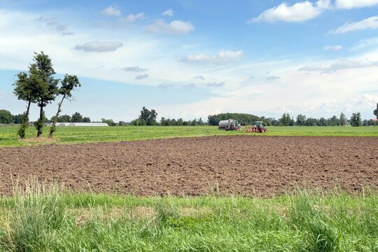 terreno agricolo con trattori, agricultural land with tractors