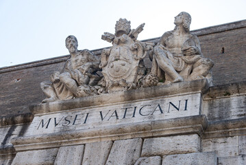 Obraz premium Entrance of Vatican Museums with Sculptures