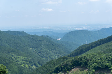 Obraz premium View of the trail from Mt. Bonno-ori via Mt. Kuroyama, Mt. Iwatakeishi, and Mt. Sodake