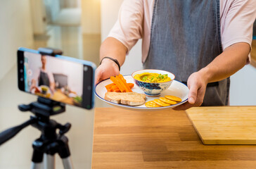 The chef is broadcasting live from workshop how to prepare a vegetarian chickpea porridge 