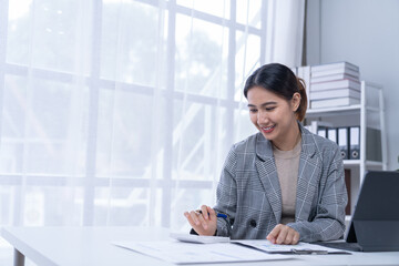 Bussiness women using laptop and smartphone working in the office