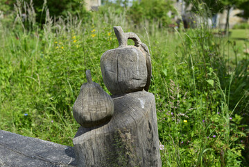 Le Perche - pomme et poire en bois dans le jardin