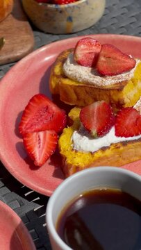 🍓🍞 Poznaj letnią przyjemność w każdym kęsie! 🌞🍓
Przywitaj lato z wyjątkową chałką z truskawkami - idealnie upieczoną i pysznie wyglądającą przekąską, kt&oacute;ra kusi swym świeżym i soczystym smak