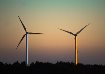Molinos de viento en atardecer