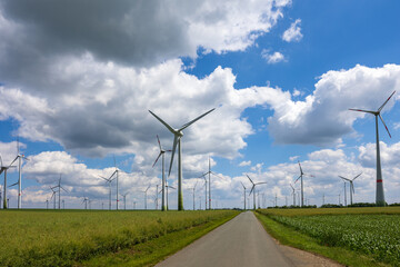 Windräder auf Feldern in Ostdeutschland, Die Szene verdeutlicht dezentrale Energieerzeugung und den Beitrag von Windkraft zur Energiewende und zum Energiemix.