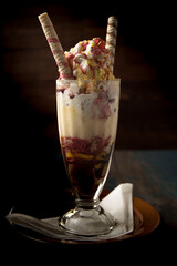 Copa de helado de vainilla, chocolate y nata