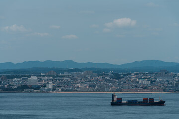 高台から見る船と対岸の街の風景