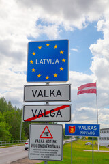 Strassenschilder an dem Innerstädtischem Grenzübergang zwischen Estland und Lettland in der Stadt Valka / Valga.