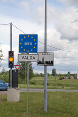 Strassenschilder an dem Innerstädtischen Grenzübergang zwischen Estland und Lettland in der Stadt Valka / Valga.