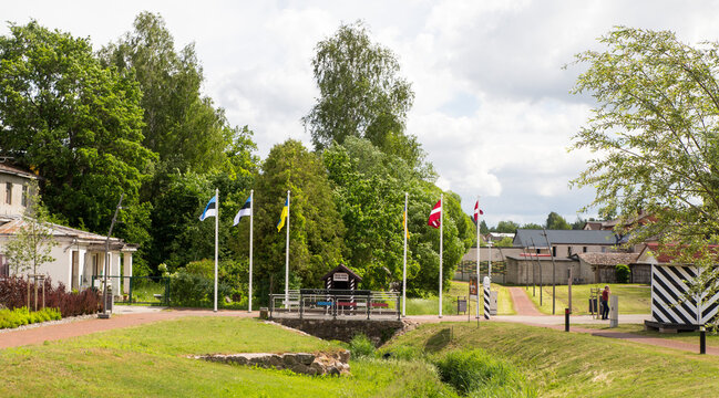Innerst&auml;dtische Grenz&uuml;bergang zwischen Estland und Lettland in der Stadt Valka / Valga.