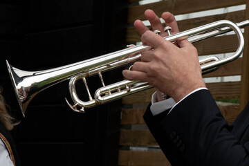 Obraz premium person playing the trumpet