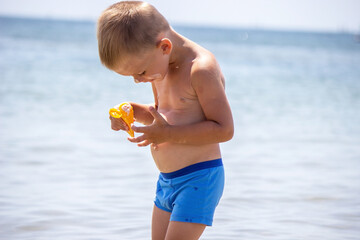 the child applies sun cream on himself. protection from the sun.