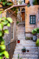 Schöne enge Gasse in der Altstadt von Kerkyra auf Korfu