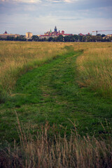 Miasto Kraków - Polska. Okolice Jasnych Błoni. Piękna majowa pogoda. Rok 2024. Zachód słońca. Widok na Wawel. © Roman Trojanowski