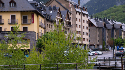 Fototapeta premium pueblo de Pirineos en primavera