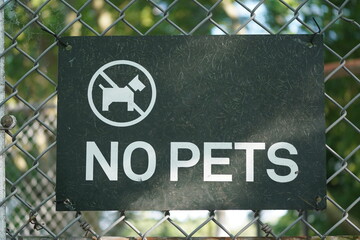 no pets sign on a gate