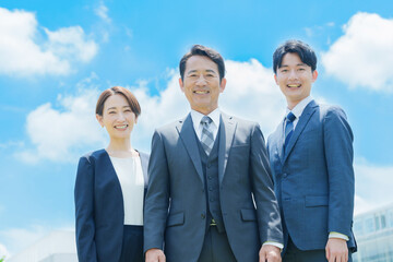 野外に立つビジネスパーソンのポートレート