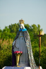 statue of monarch maria and cross
