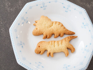 皿の上に乗った恐竜クッキー