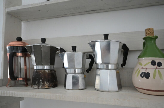 collezione di caffettiere moka esposte su di una mensola