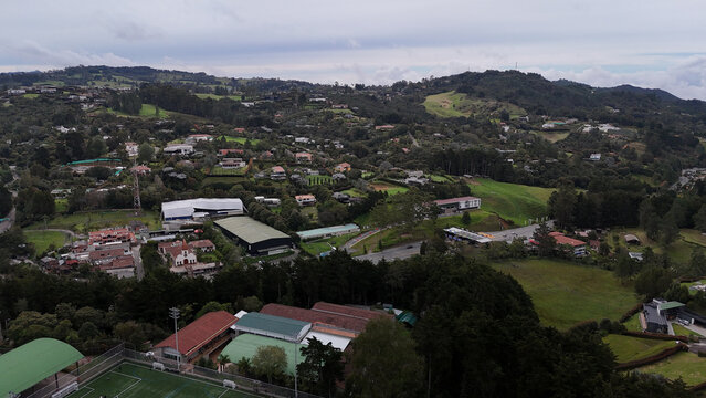 Imagen a&eacute;rea tomada en la Vereda de las Palmas, Envigado. Se puede observar el fuerte desarrollo urban&iacute;stico de la zona, donde confluyen centros comerciales y parcelaciones para vivienda unifamiliar